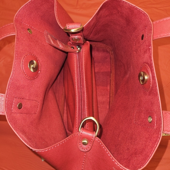 CBOCS  Red Satchel Purse w/Matching Zip Cosmetic Bag Suede Like Lining E.U.C. - Picture 10 of 13